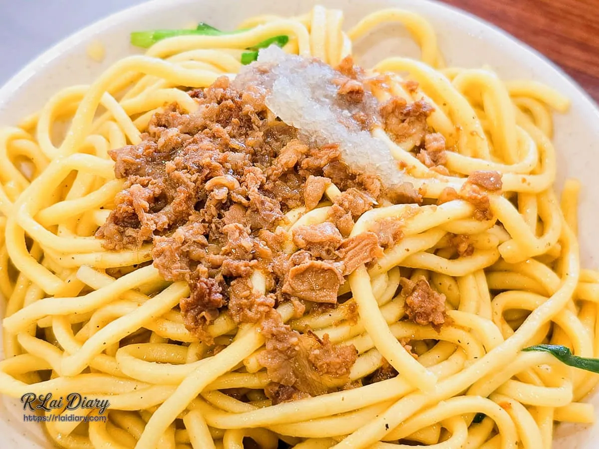 淋上滿滿肉燥滷汁與新鮮蒜泥的古早味炒麵近拍