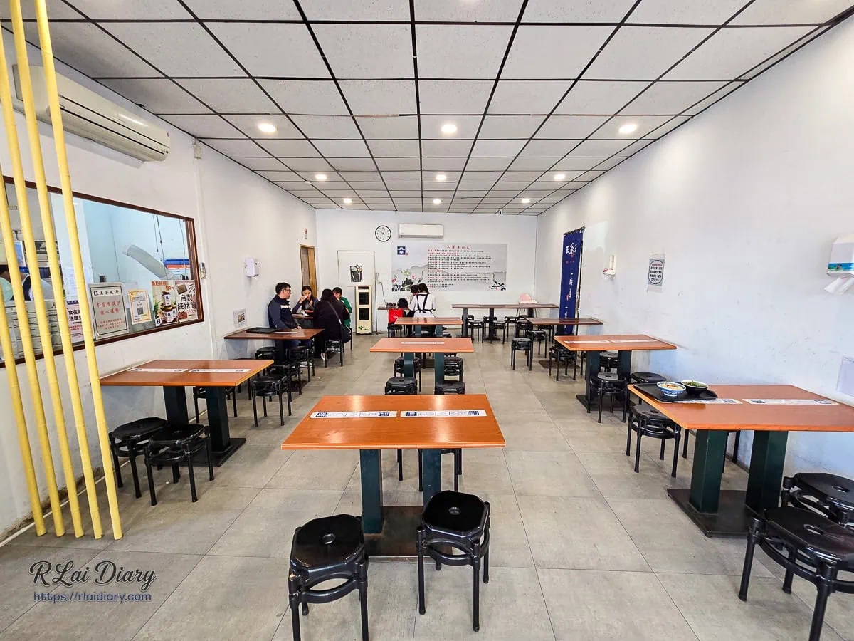王爺王肉羹室內用餐區，空間寬敞明亮且整潔清爽