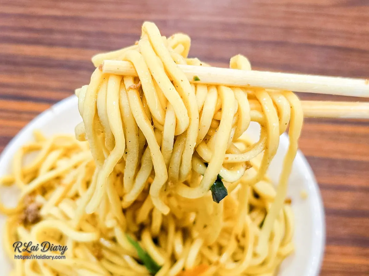 夾起口感Q彈且沾附滷汁的古早味炒麵特寫