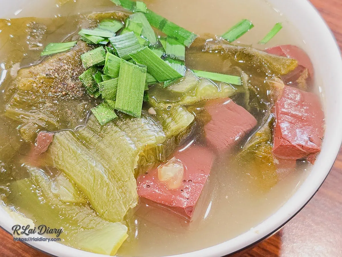 綜合湯內滿滿的豬內臟配料，料多實在的台式早餐風味