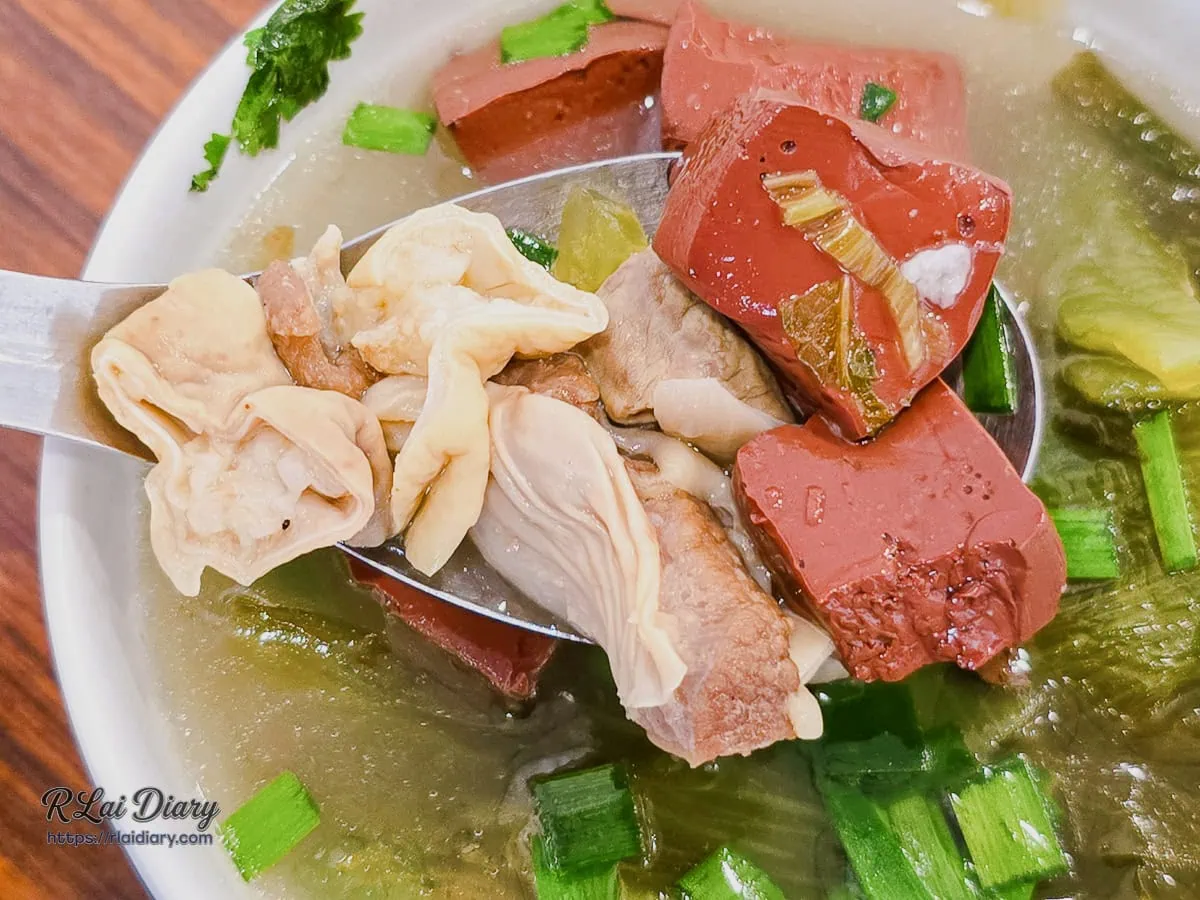 綜合湯近拍，特寫滑嫩的豬血與處理乾淨無腥味的腸類