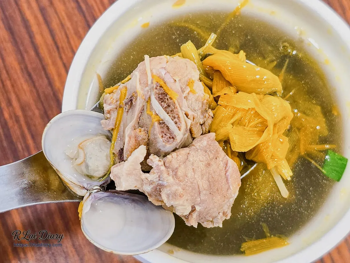 金針排骨湯細節，加入蛤蠣提鮮的海陸雙重鮮甜湯頭