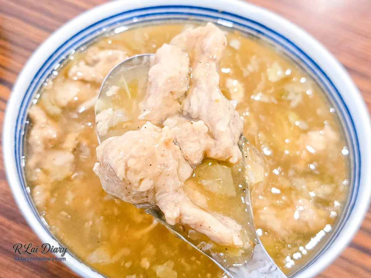 魚翅肉羹湯中口感紮實有彈性的大塊肉羹特寫