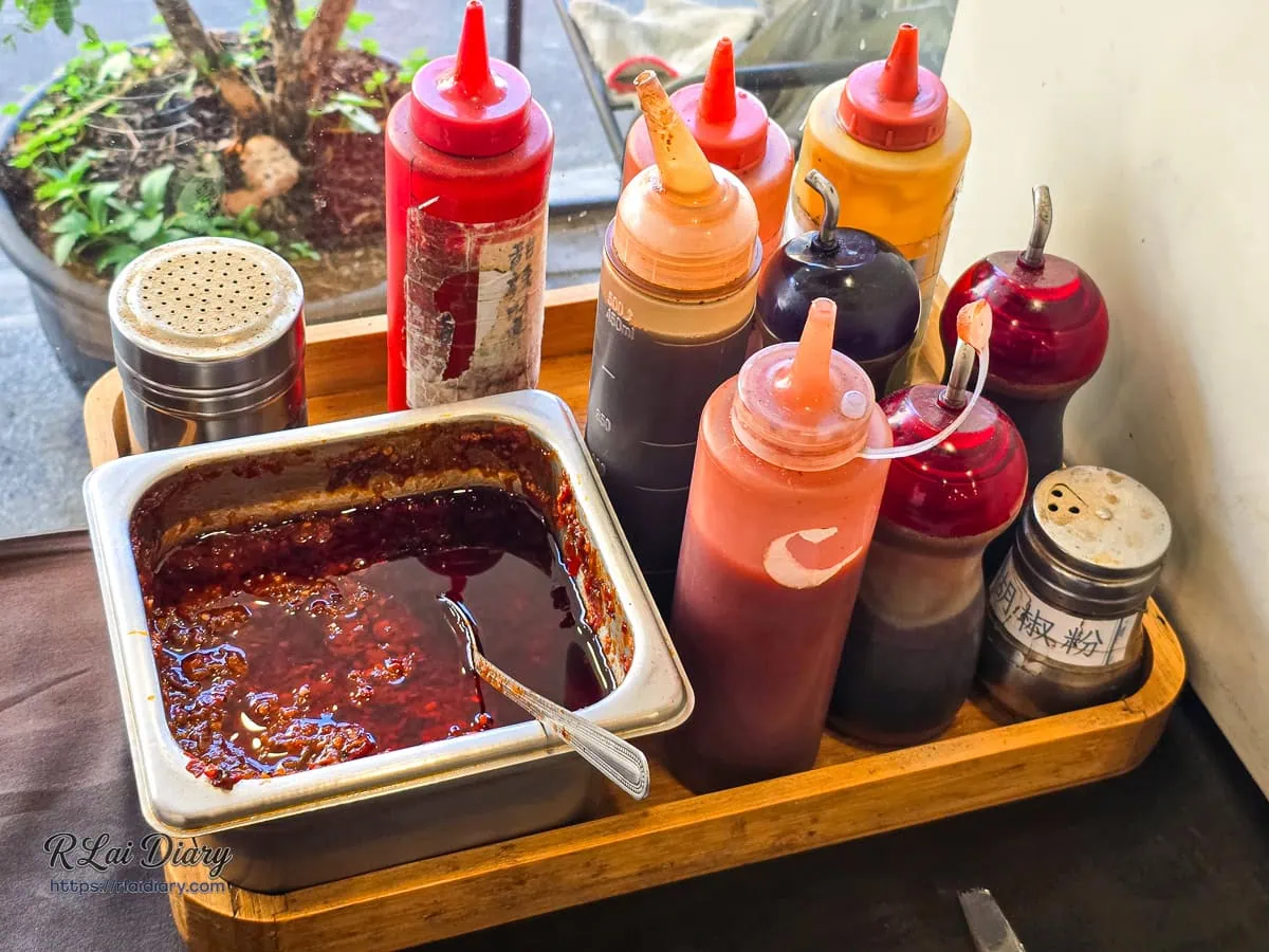 醬料自助區提供台中神醬東泉辣椒醬、特製生辣椒與烏醋