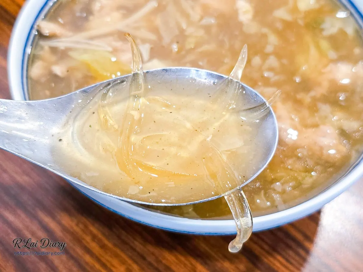 湯匙撈起魚翅特寫，色澤晶瑩剔透且入口滑溜帶有Q脆感