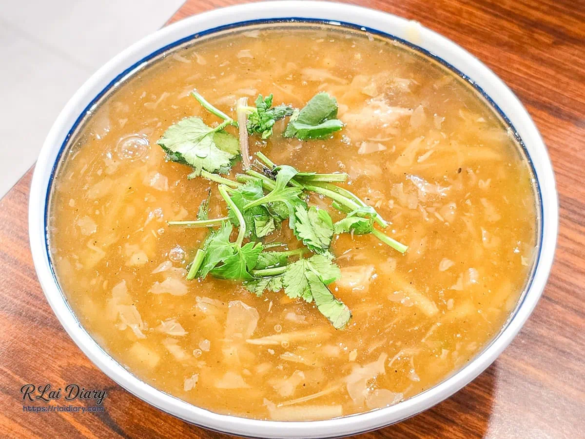 王爺王肉羹招牌魚翅肉羹湯加香菜提味