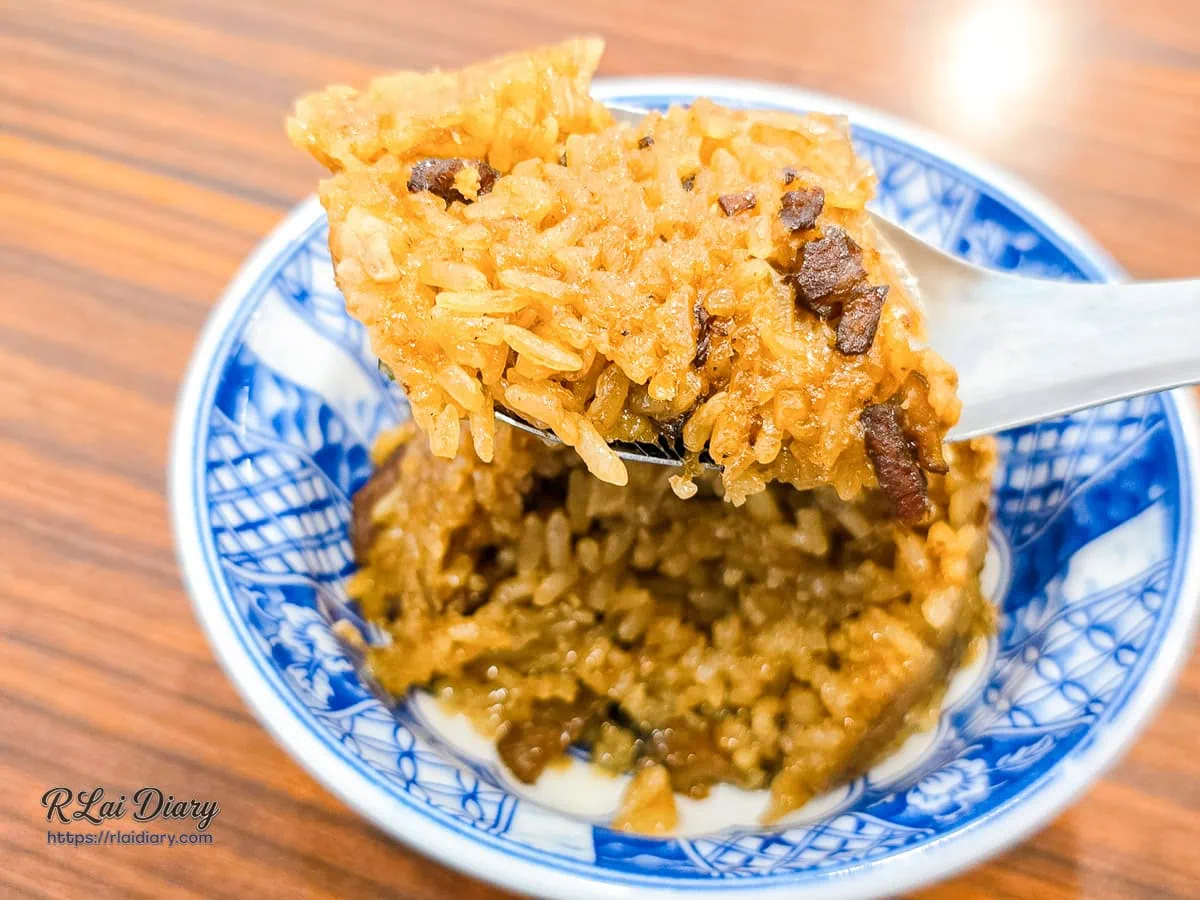 用湯匙挖起一口飽滿紮實、充滿糯米香氣的古早味米糕