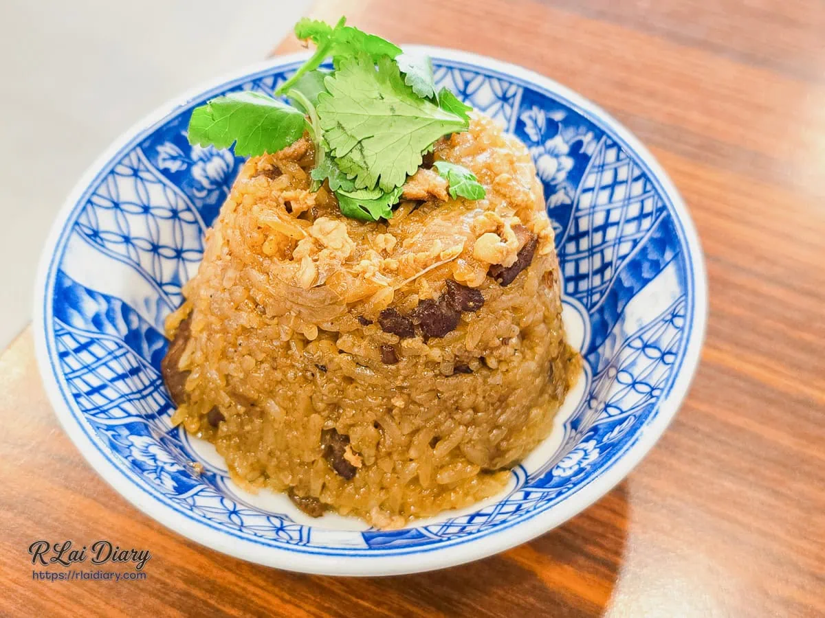 造型如宴席料理般的辦桌米糕，淋上鹹甜肉燥並以香菜點綴