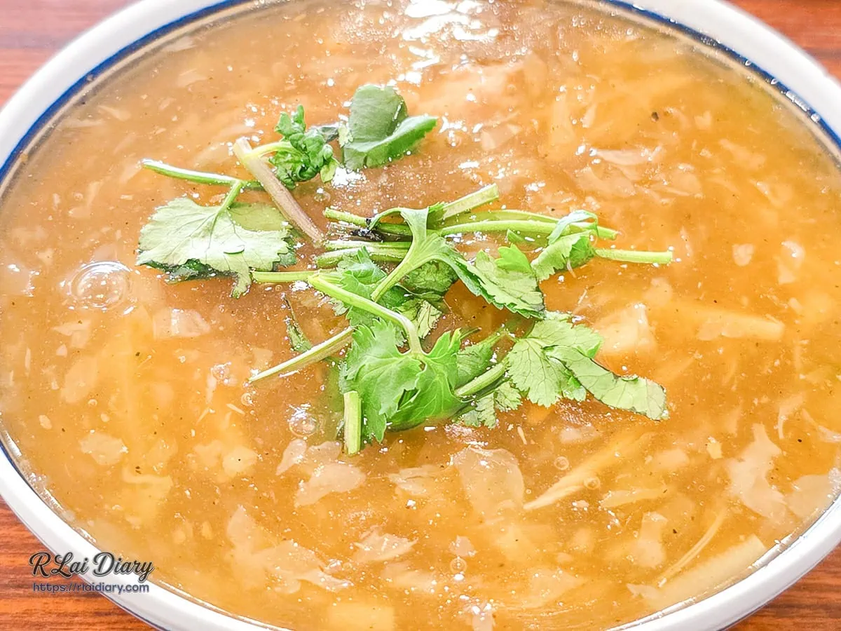 招牌魚翅肉羹湯頭特寫，呈現勾芡適中、滑順且自然甘甜的質地