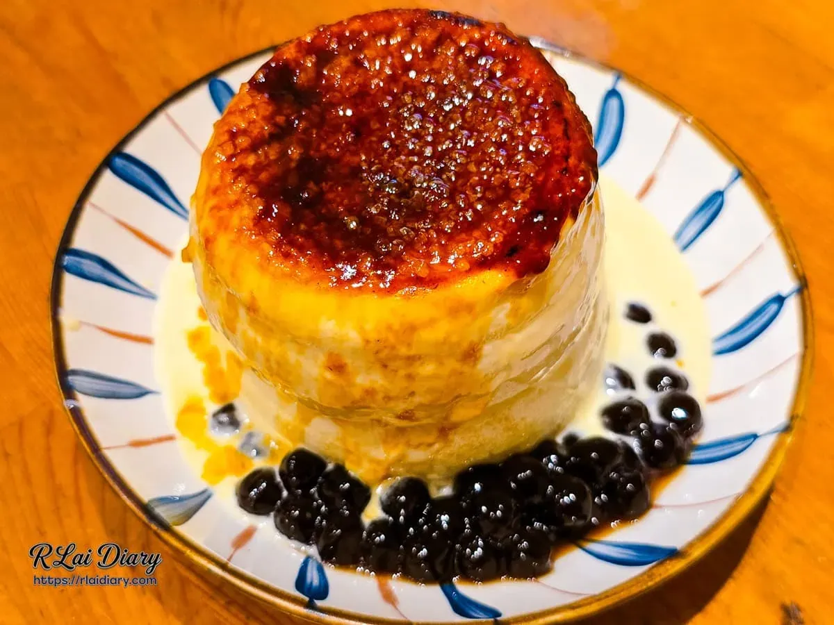 炙燒原味焦糖舒芙蕾，厚實兩層鬆餅搭配黑糖珍珠與奶霜醬