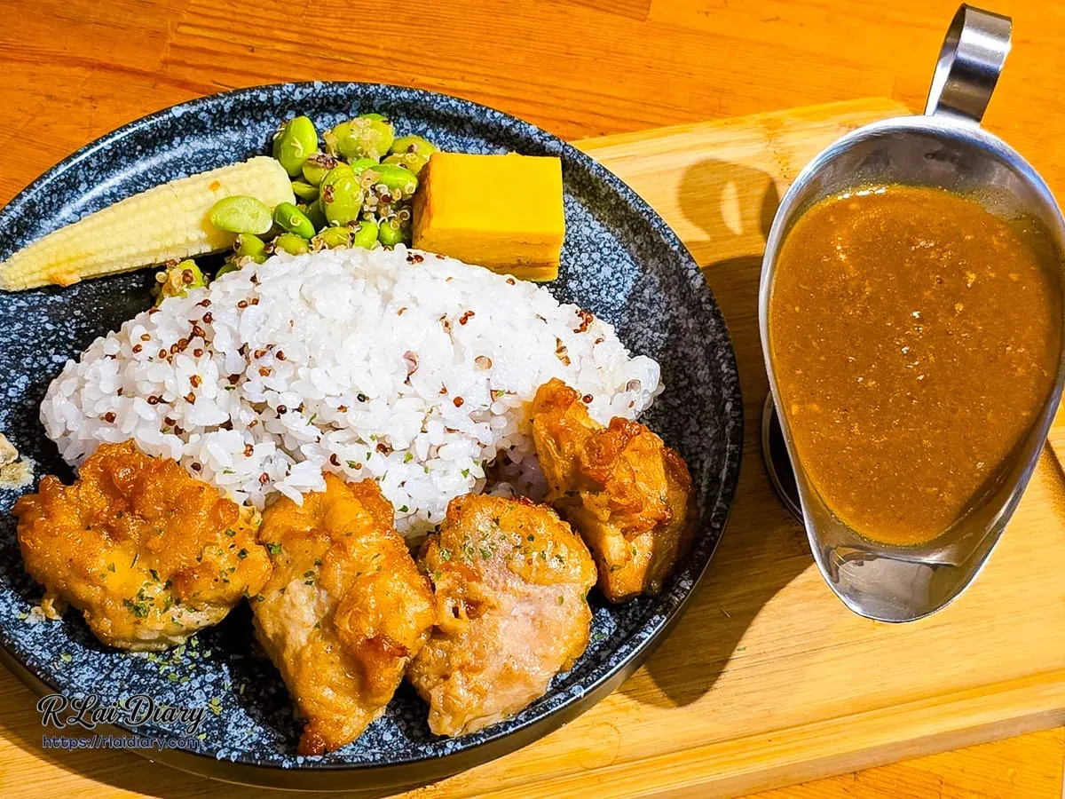 唐揚雞熟成咖哩飯套餐，包含炸雞塊、藜麥飯、蔬菜與獨立咖哩醬杯