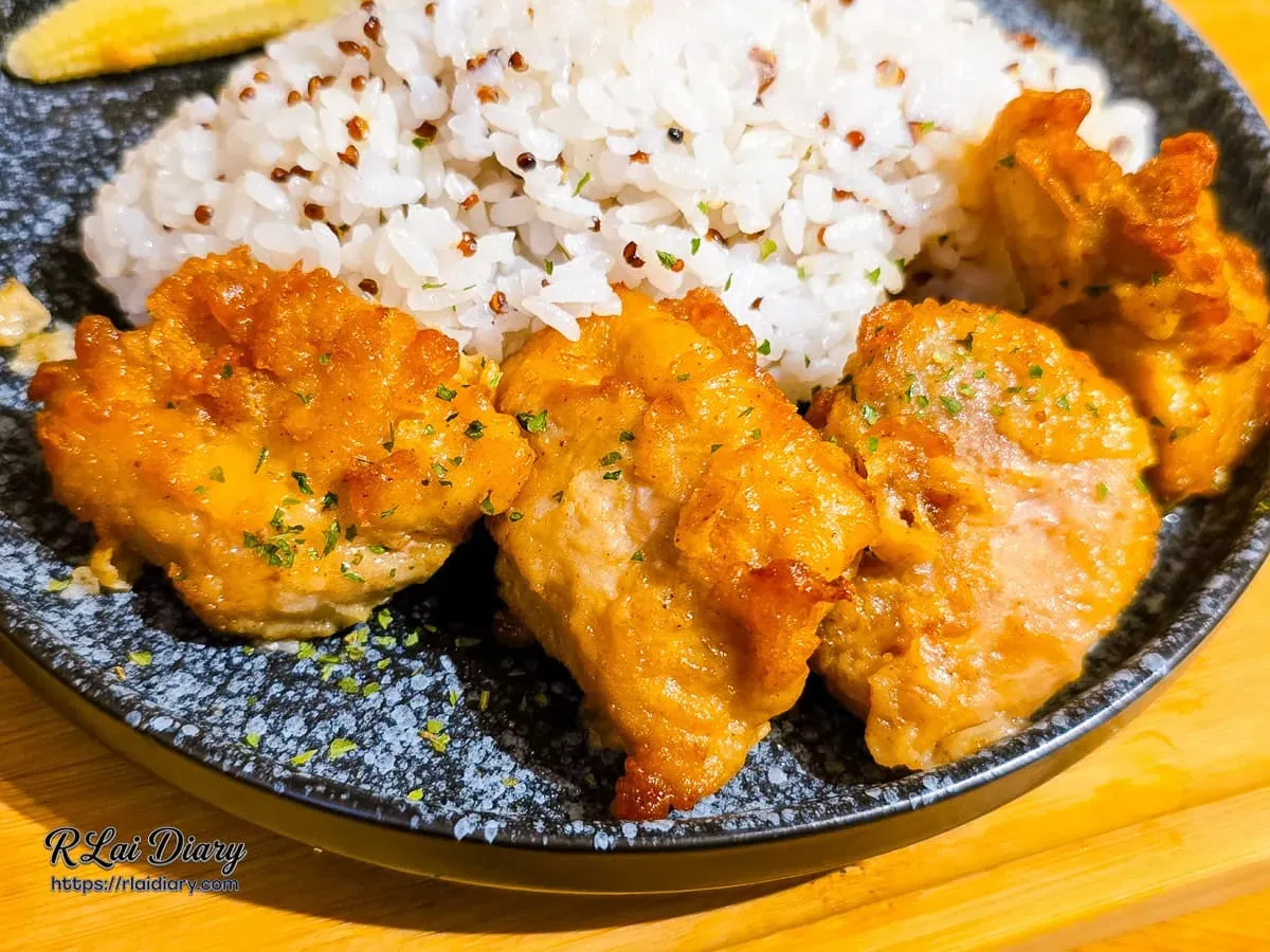金黃酥脆的唐揚炸雞塊特寫，撒上香料粉令人食指大動
