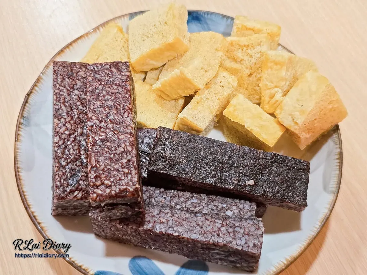 吸汁必點組合：厚實長條狀米血與孔洞豐富的凍豆腐
