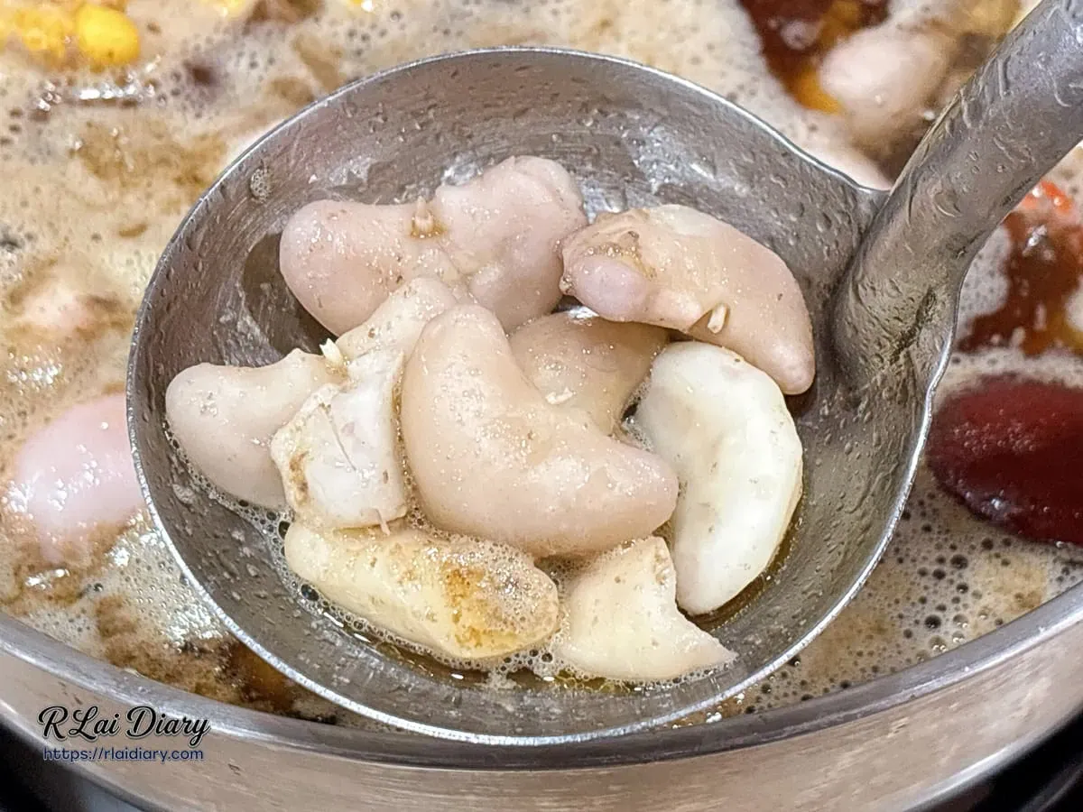 特寫吸飽湯頭精華的亮黃色栗子，口感桑甜且充滿麻油與高湯的和諧香氣