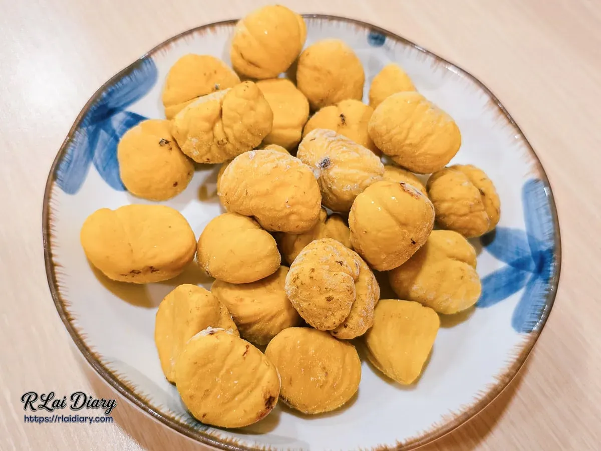 一盤飽滿亮黃的去殼栗子，煮後口感鬆軟且吸滿湯頭甘甜