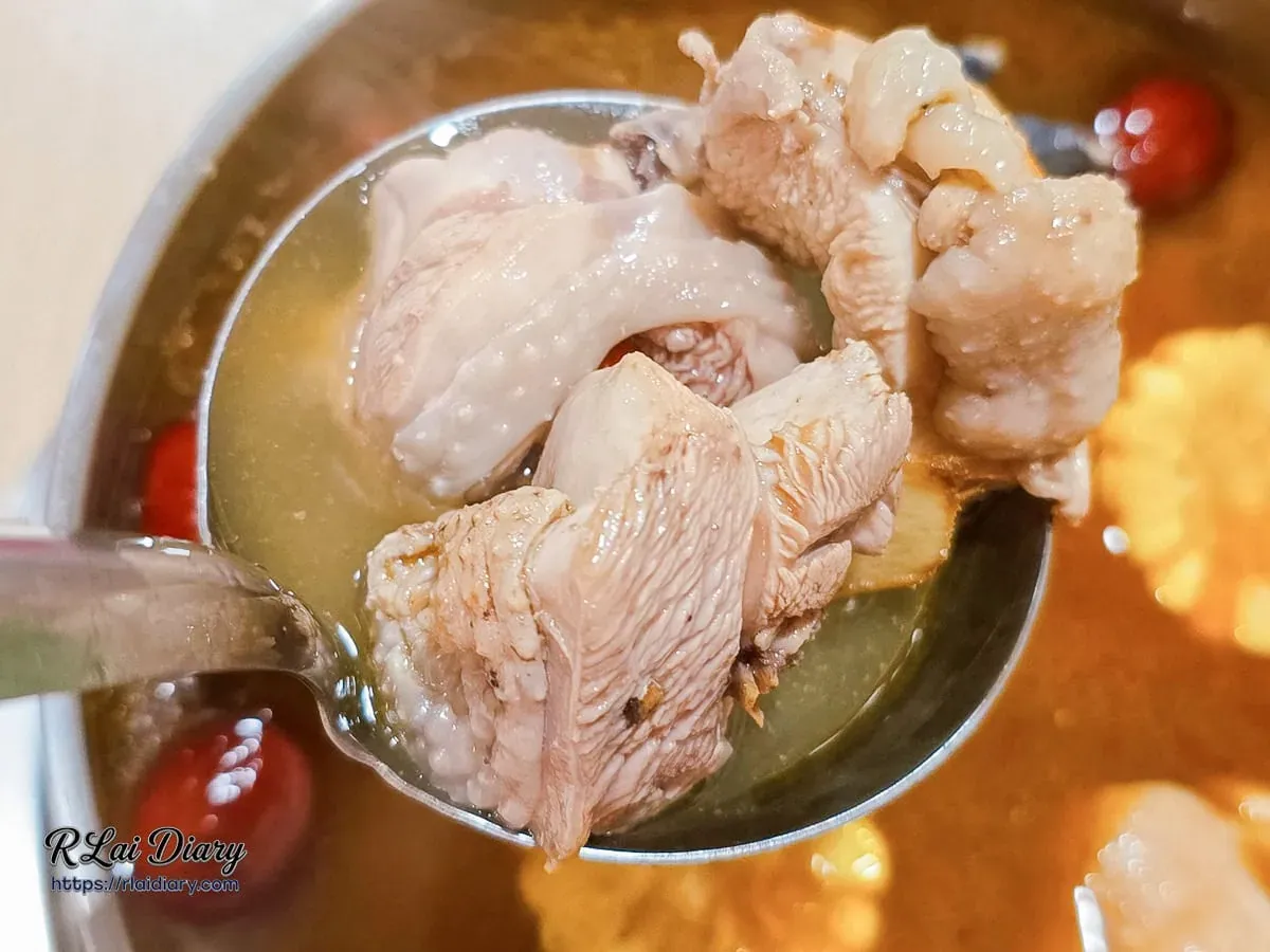 麻油雞中的放養山雞肉塊，肉質紮實且吸附濃郁麻油香氣