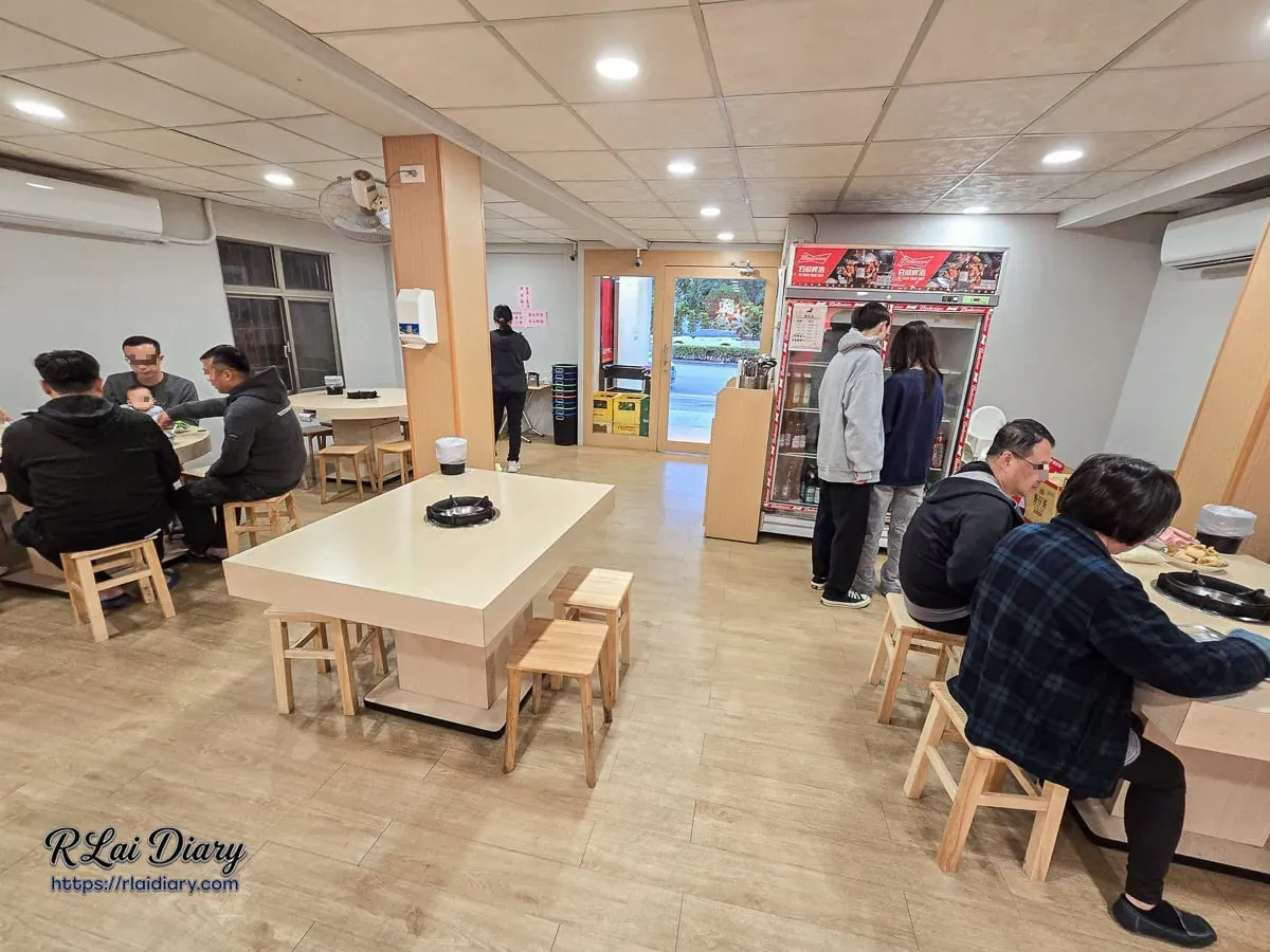 洪師傅薑母鴨明亮的室內用餐區，提供寬敞的四人方桌與圓桌座位