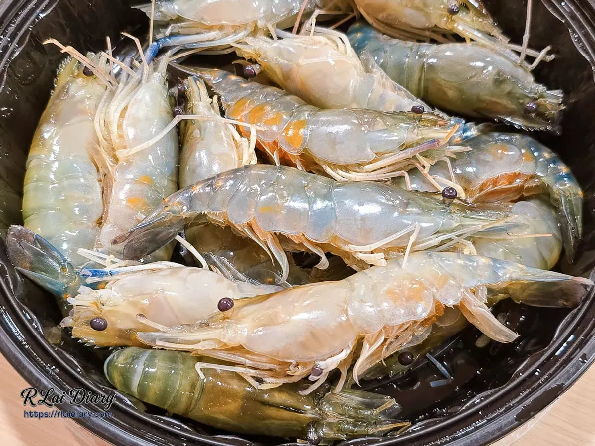 鮮甜Q彈的泰國蝦特寫，老闆已預先處理方便下鍋剝殼