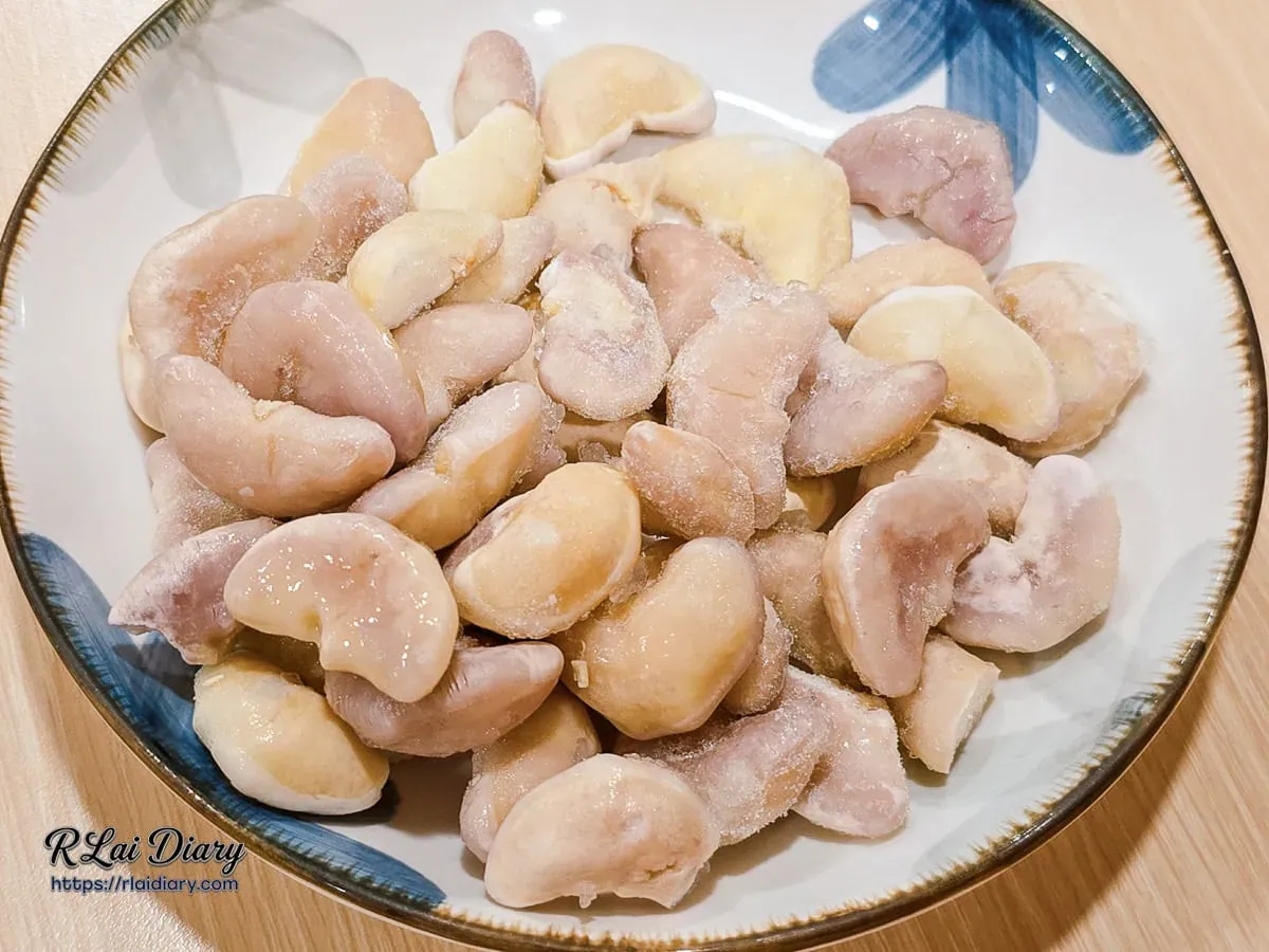 季節限定的白皙菱角，煮熟後質地鬆軟入味