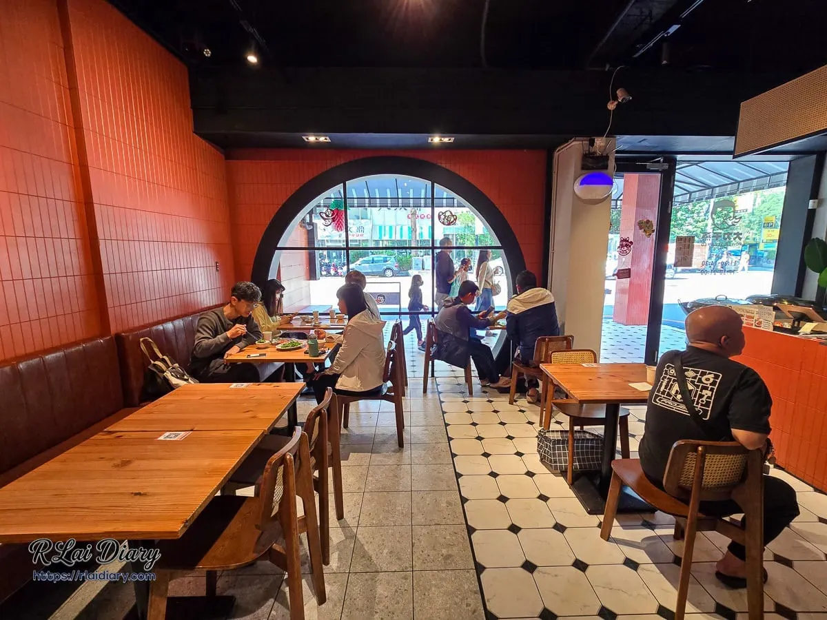 從大力干蒸排骨飯店內看特色大圓窗與用餐人潮