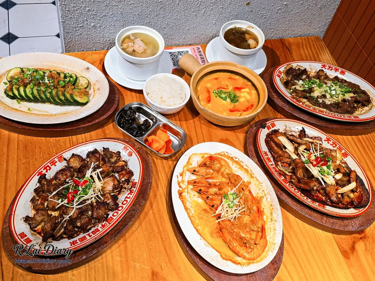 台中北區美食大力干蒸排骨飯滿桌豐盛餐點大合照