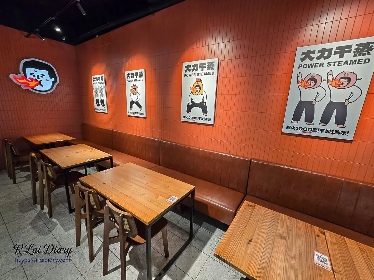 大力干蒸排骨飯室內舒適皮沙發與木桌用餐環境