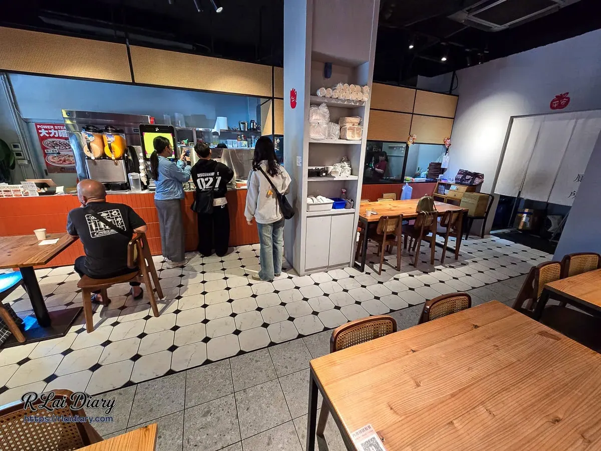 大力干蒸排骨飯點餐櫃檯與店內寬敞空間