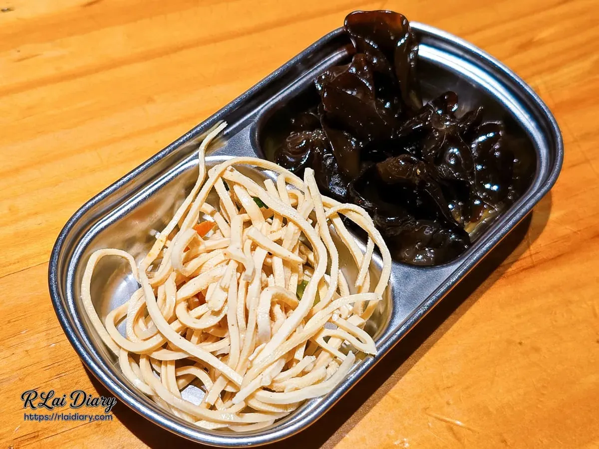 大力干蒸排骨飯自助吧小菜涼拌干絲與脆彈黑木耳