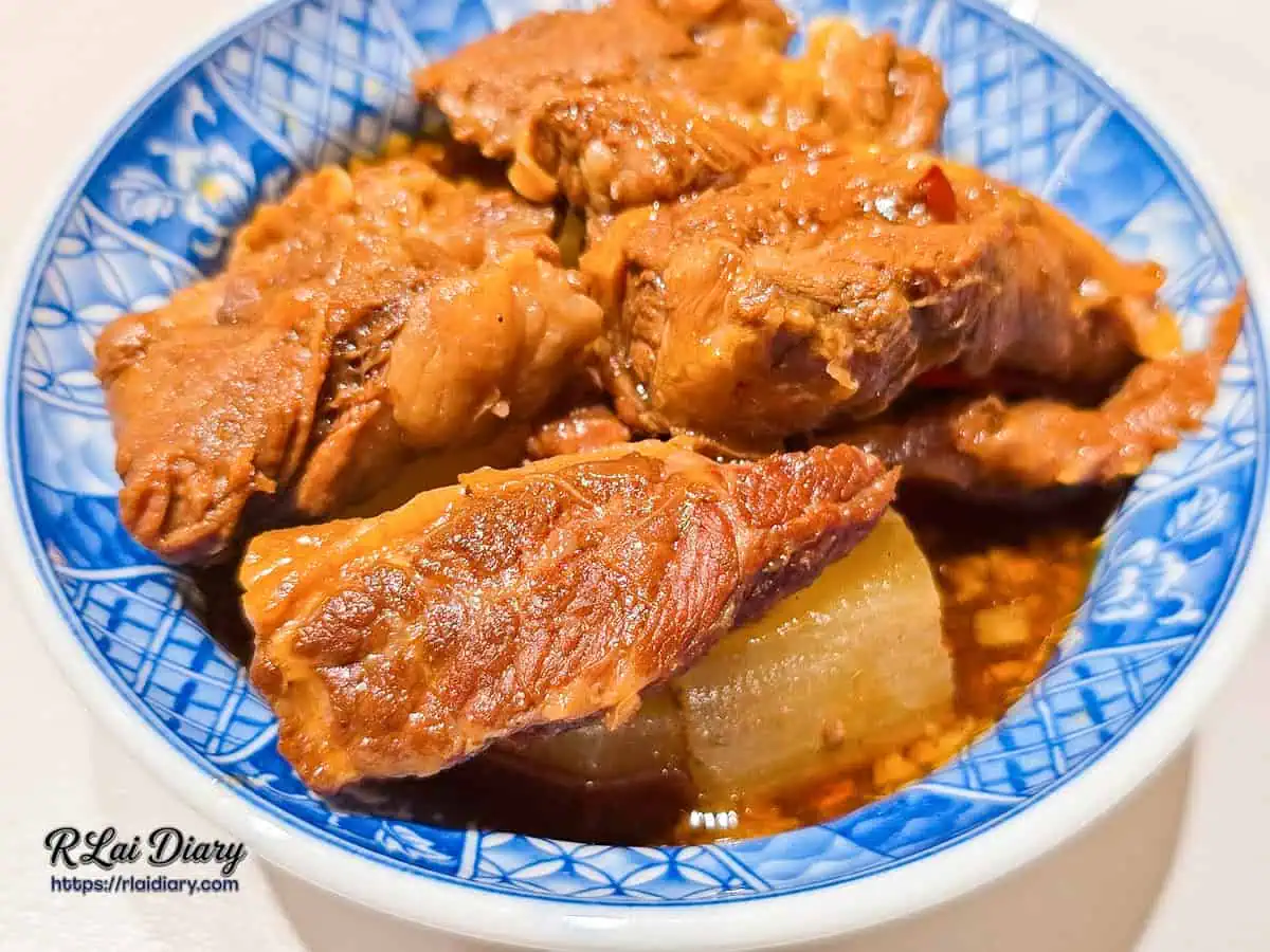 大力黑金滷肉飯紅燒大塊牛腩近照，展現細緻肉質紋理與深邃的黑醬油色澤。