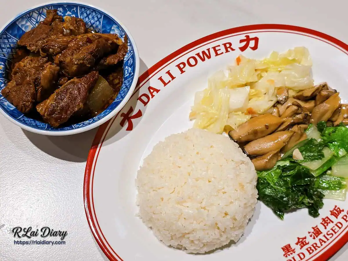 大力黑金滷肉飯爆汁大塊牛腩飯全貌，包含青花瓷碗裝牛腩與印有紅字的復古餐盤。