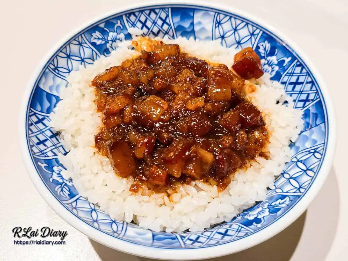 大力黑金滷肉飯招牌小碗滿足，青花瓷碗盛裝晶瑩白米飯與深邃油亮的手切黑金滷肉。