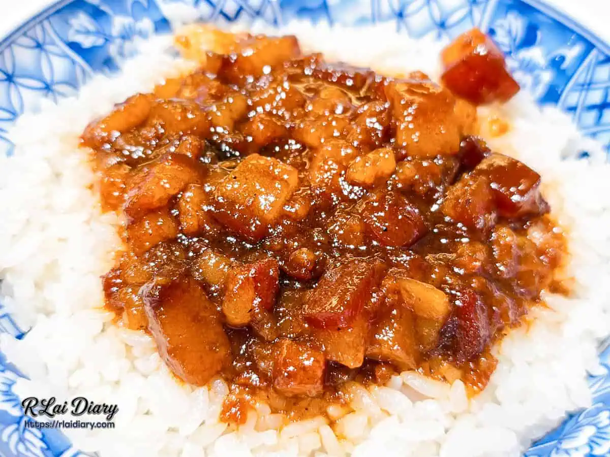 大力黑金滷肉飯靈魂滷汁微距特寫，展現閃耀琥珀色澤且富含膠質的帶皮肥肉丁。