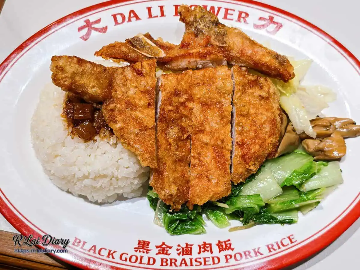 大力黑金滷肉飯經典排骨飯全貌，金黃大排骨搭配淋上黑金滷肉汁的白飯與三款配菜。
