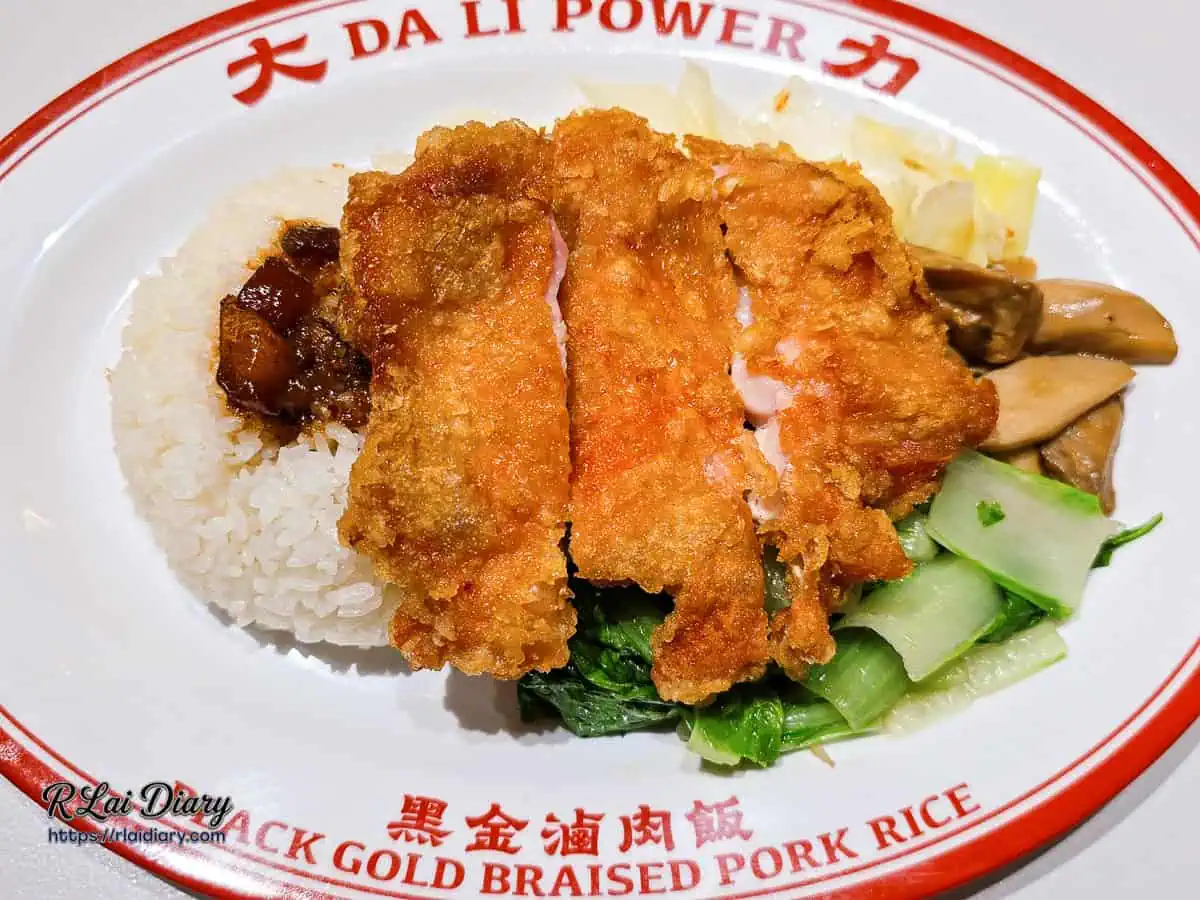 大力黑金滷肉飯招牌香酥去骨雞腿飯，金黃酥脆的大雞腿搭配白飯與三款精緻配菜。