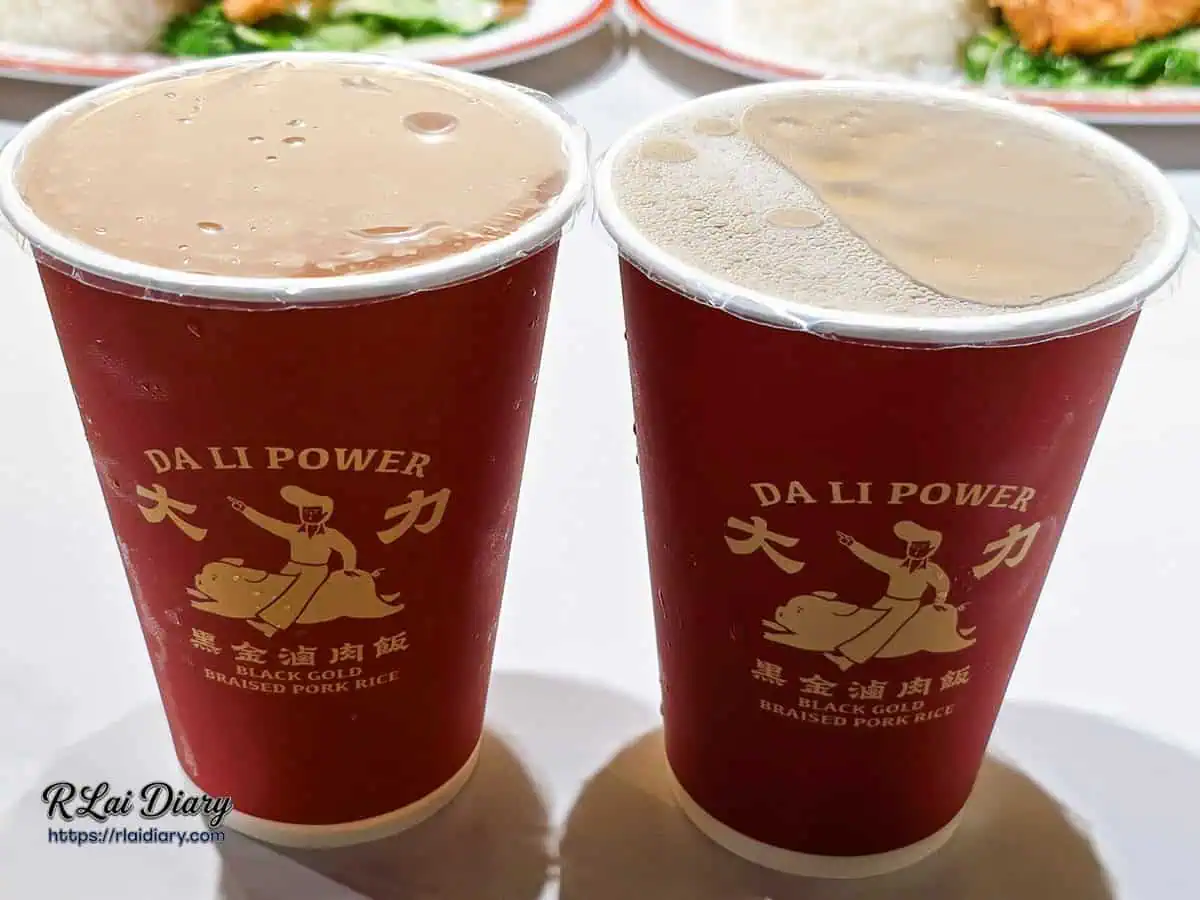 大力黑金滷肉飯解渴飲品，復古紅色紙杯裝的大力紅茶與冬瓜檸檬，杯身透著沁涼感。