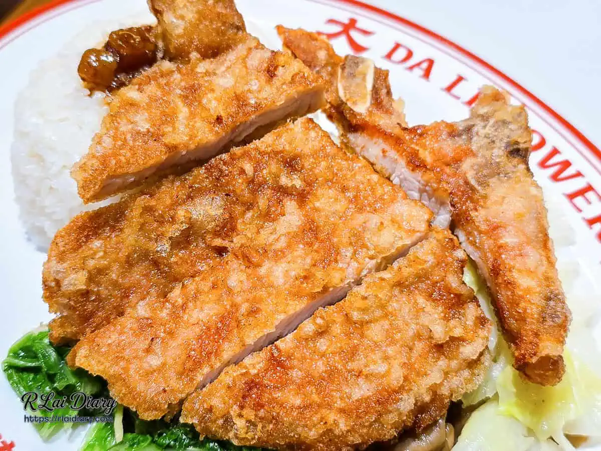 大力黑金滷肉飯炸排骨近照，展現古早味醃料的酥脆外皮與扎實厚度。