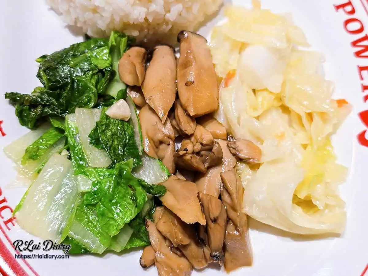 大力黑金滷肉飯便當配菜微距特寫，展現不過度油膩、色澤鮮豔的健康蔬菜配菜。