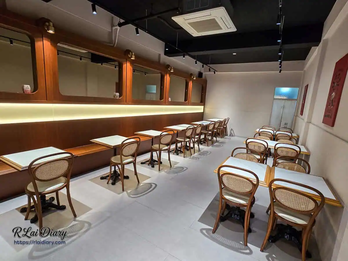 大力黑金滷肉飯室內用餐區，展現溫潤木質調與藤編餐椅的復古摩登空間設計。