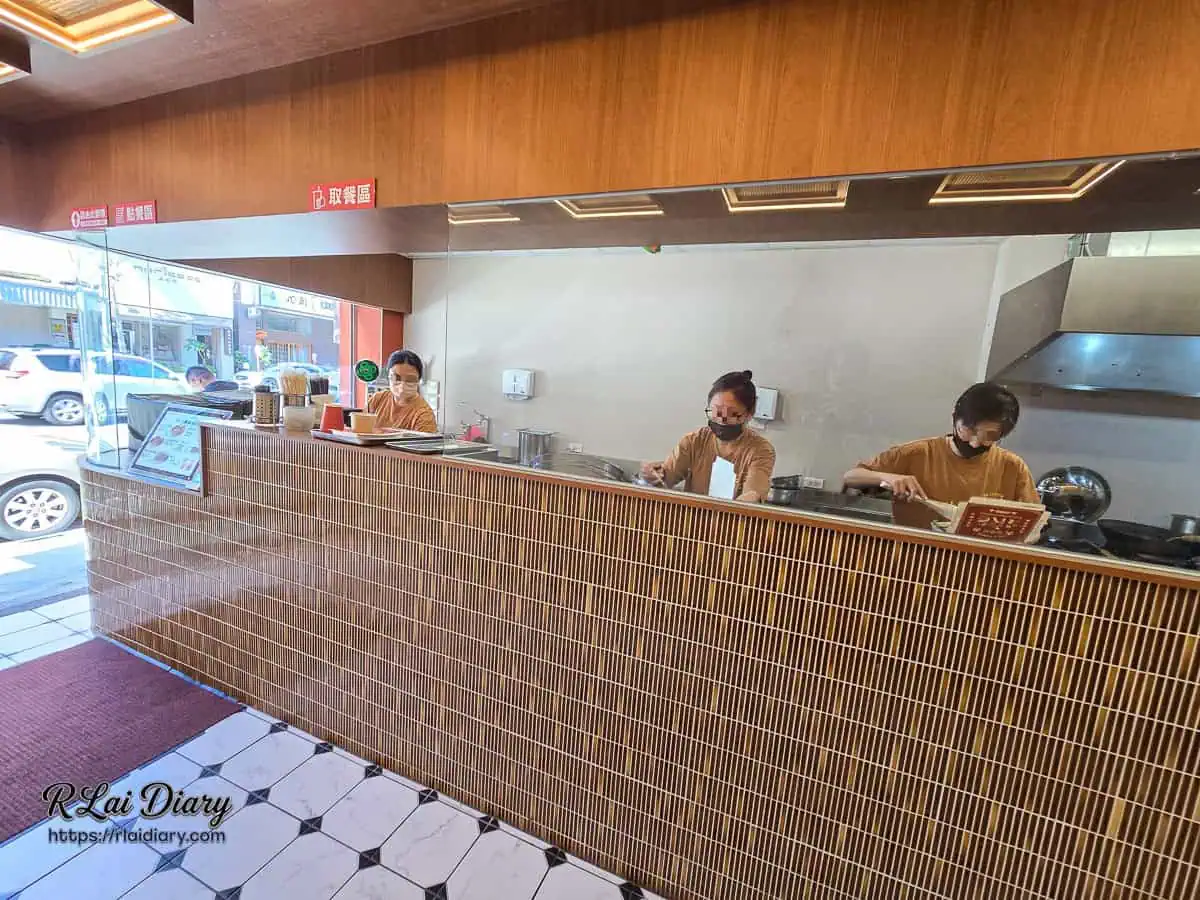 大力黑金滷肉飯半開放式廚房與復古磁磚點餐吧檯，店員於乾淨整潔的空間內備餐。