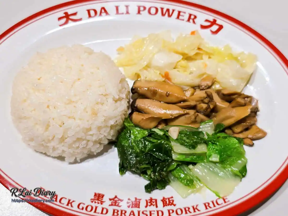 大力黑金滷肉飯特色復古餐盤，盛裝圓潤白米飯與高麗菜、炒杏鮑菇、小白菜等配菜。
