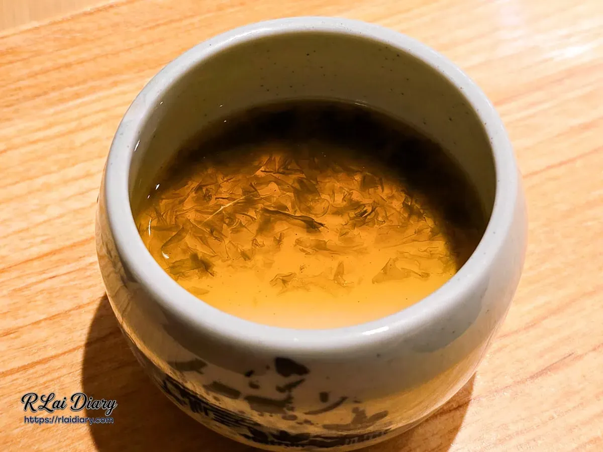 台中丹丘たんきう精緻茶碗蒸俯視，表面覆蓋琥珀色鮮甜高湯芡汁與點綴海苔碎