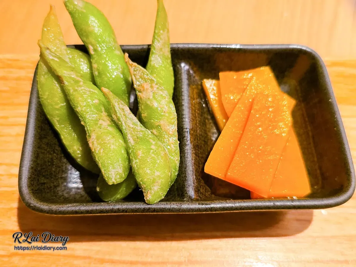 台中丹丘たんきう定食清爽小菜，特製調味涼拌毛豆與清脆解膩的醃製小菜