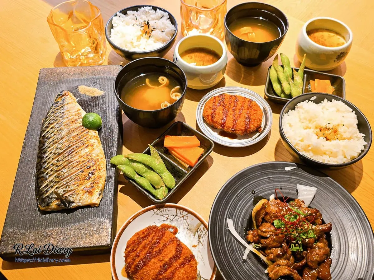 台中丹丘たんきう豐盛定食,現烤薄鹽烤鯖魚與牛肉燒肉風,搭配金黃可樂餅、茶碗蒸與滿桌精緻日式附餐