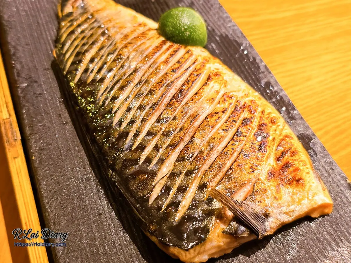 台中丹丘たんきう現烤薄鹽烤鯖魚斜刀紋理，展現主廚精準火候與焦香酥脆的魚皮細節