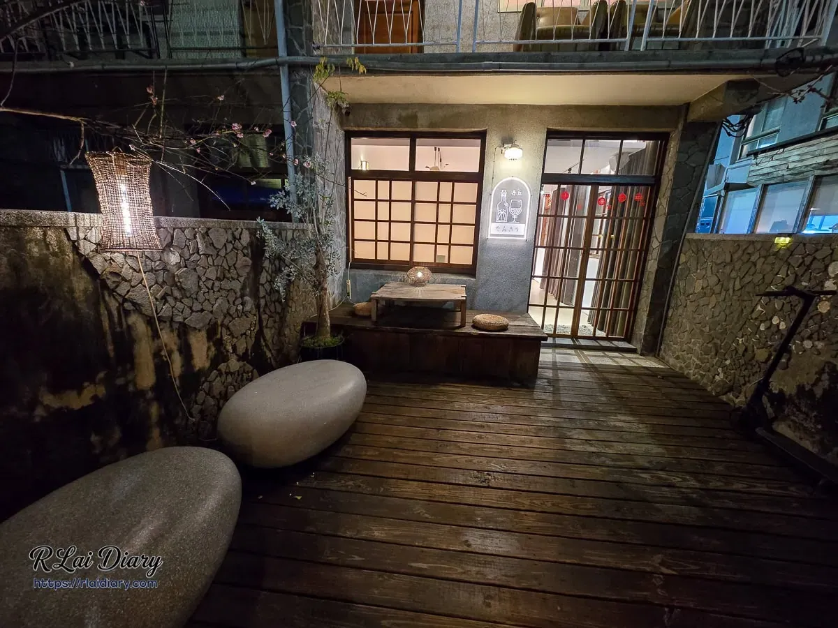 台中丹丘たんきう戶外日式庭院造景，圓潤石椅、木棧板與木格窗營造京都氛圍