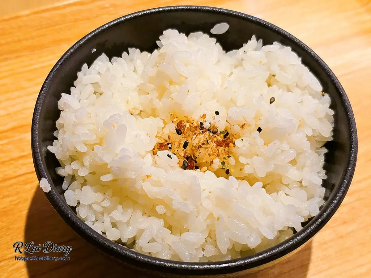 台中丹丘たんきう晶瑩剔透的特選香米飯，上方撒有增添香氣的日式海苔芝麻香鬆