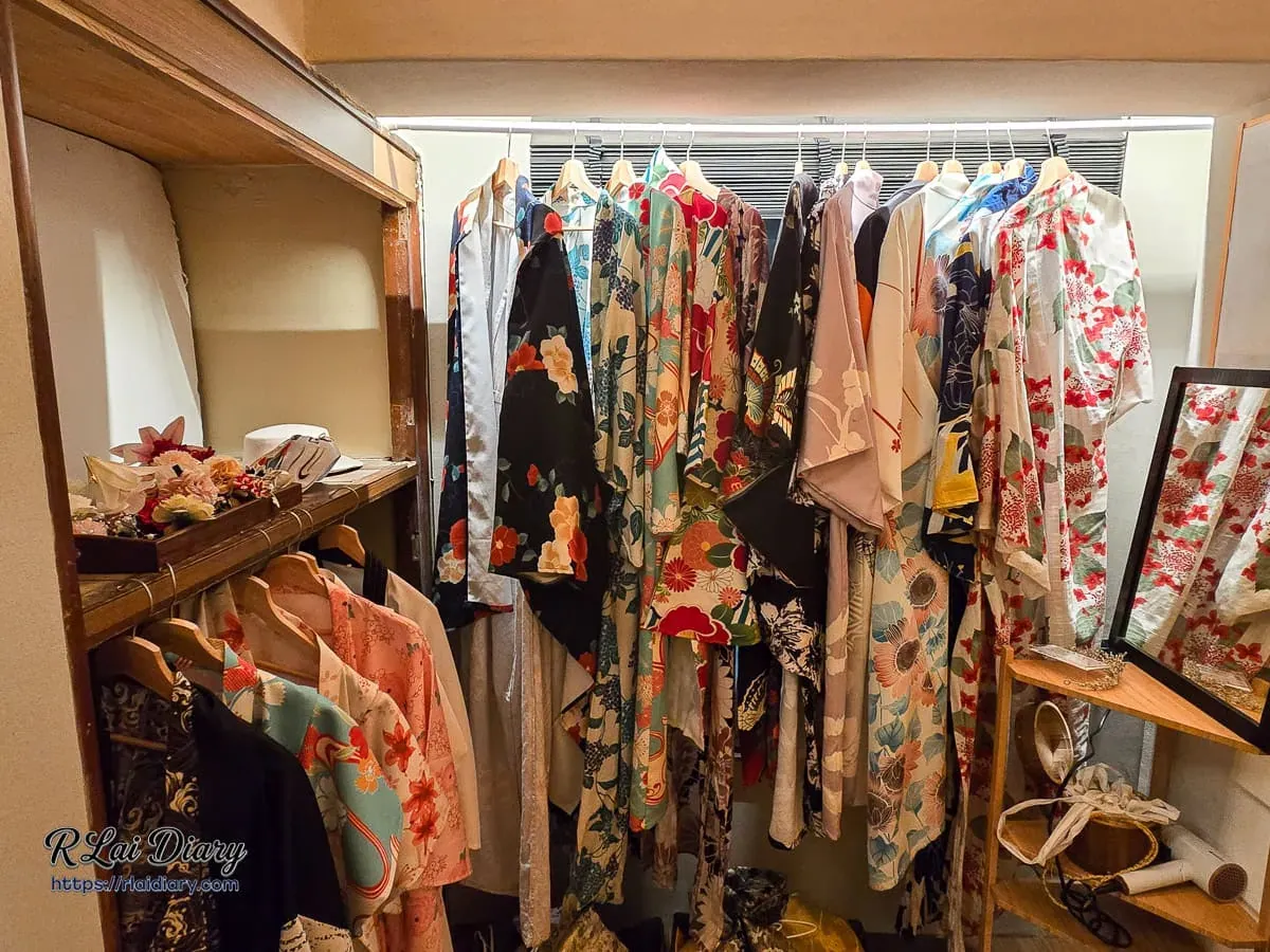 台中丹丘たんきう專屬和服體驗室，衣架掛滿多款繽紛和服浴衣與精緻髮飾配件供客人挑選