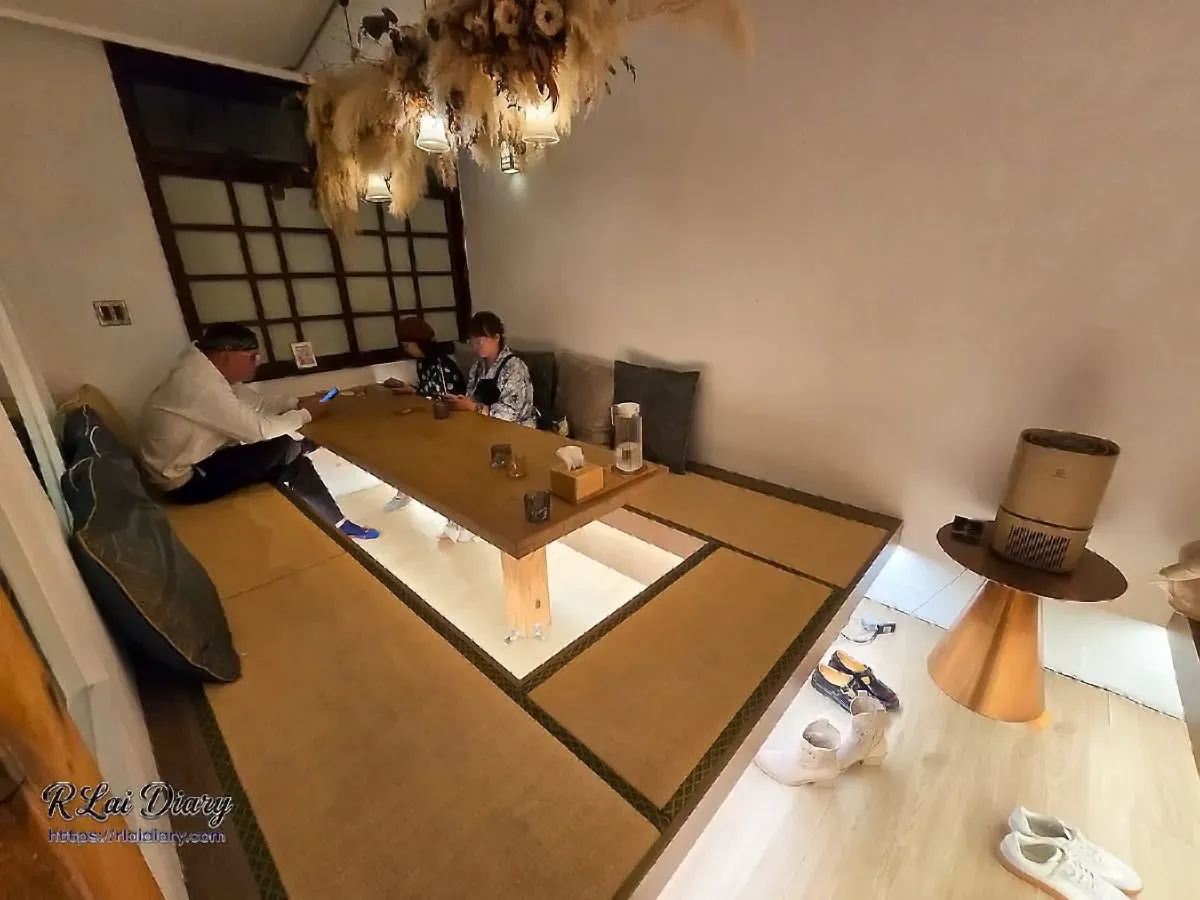 台中丹丘たんきう一樓榻榻米聚餐區，懸掛唯美乾燥花藝裝置與日式木格窗設計