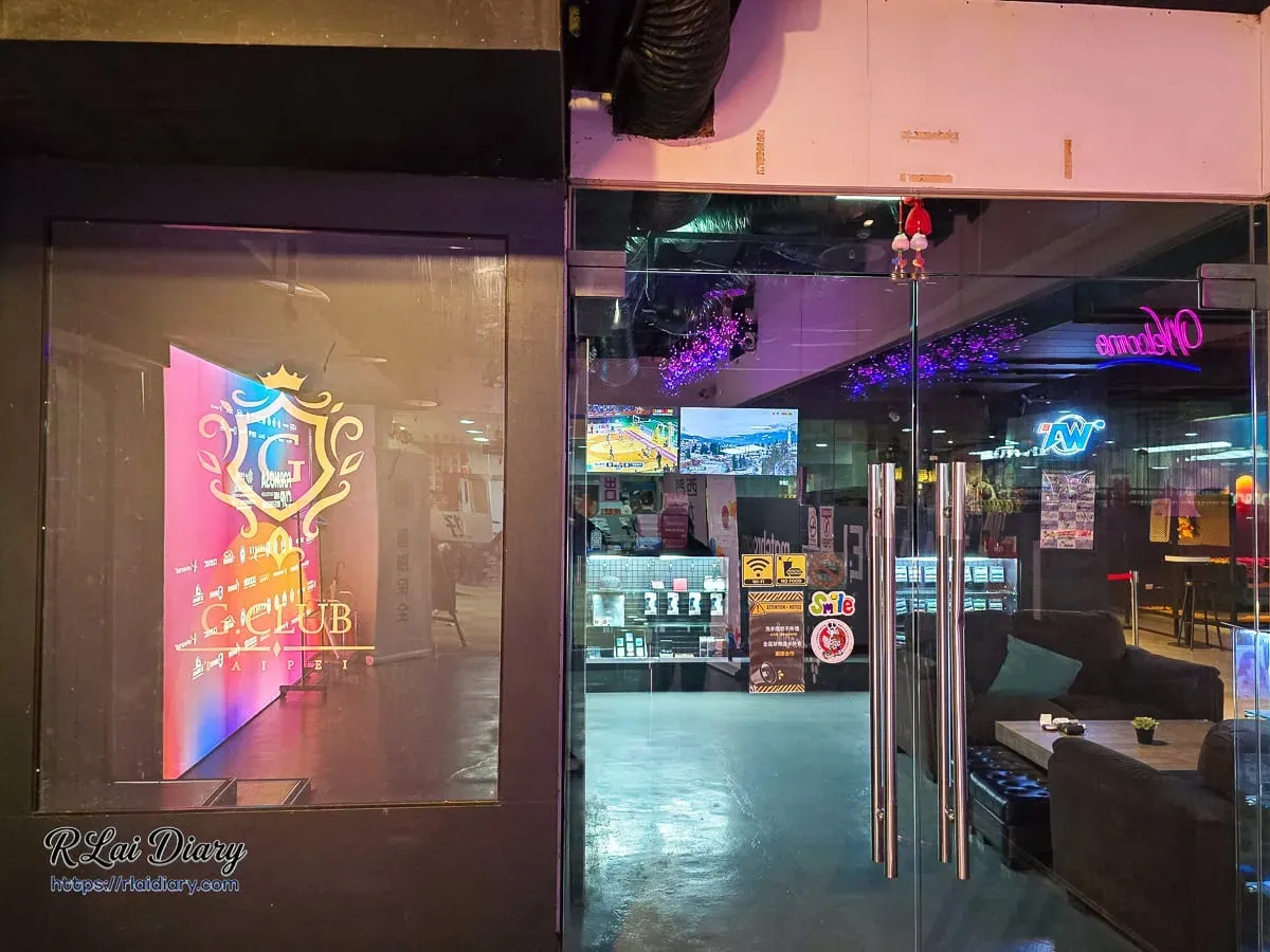 G CLUB TAIPEI 西門町飛鏢撞球酒吧入口，質感發光 Logo 與透視玻璃門展現出隱密的微醺空間。