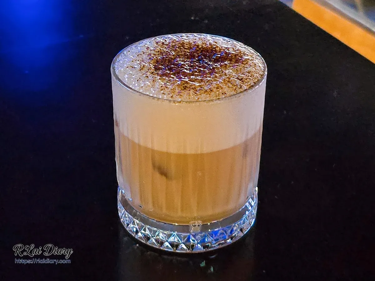 G CLUB TAIPEI 月下清醒調酒，裝於復古刻花玻璃杯中，展現醇厚奶茶色酒液與雲朵奶泡的漸層